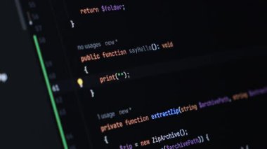 Geliştirme ortamında bir kodlama işlevi yazan geliştirici, PHP sözdizimi, arka uç programlama ve yazılım geliştirme üzerine odaklanır