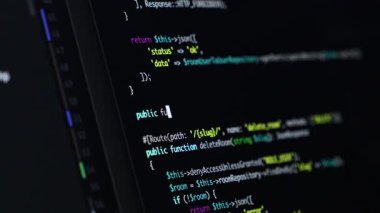 Geliştirme ortamında bir fonksiyon yazan geliştirici, PHP sözdizimi, arka uç programlama ve yazılım geliştirme üzerine odaklanır