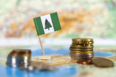 Haritada sikkeleri olan Norfolk adası bayrağı, Pasifik Okyanusu 'ndaki küçük bir ada bölgesindeki ekonomi, finans veya turizmi sembolize ediyor.