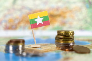 Güneydoğu Asya ulusunun tarihi ve doğal güzelliği ile bilinen ekonomik ve finansal zorluklarını temsil eden miyanmar bayrağı haritada. 