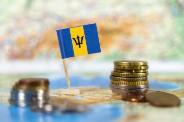 Karayip bölgesinde ekonomiyi, ticareti ve turizmi temsil eden, haritada sikkeleri bulunan barbados bayrağı 