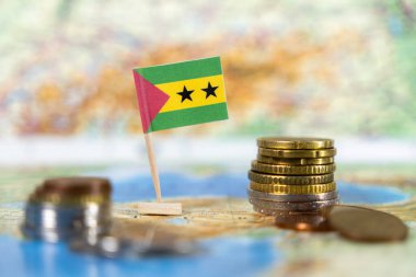 Afrika 'nın orta kesimindeki ekonomiyi, finansmanı ve kaynakları sembolize eden bir harita üzerinde sikke bulunan sao tome ve Principe bayrağı. 