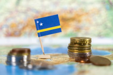 Bu Karayip adası bölgesinin ekonomisini, ticaretini ve finansal manzarasını vurgulayan, haritasında sikkeleri olan curacao bayrağı