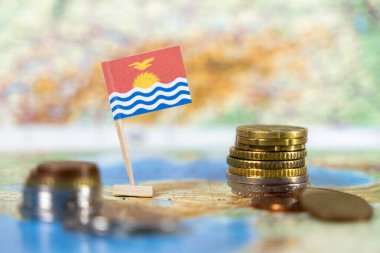 kiribati bayrağı haritada adanın ekonomisini, mali zorlukları ve Pasifik bölgesindeki sürdürülebilirliği sembolize ediyor