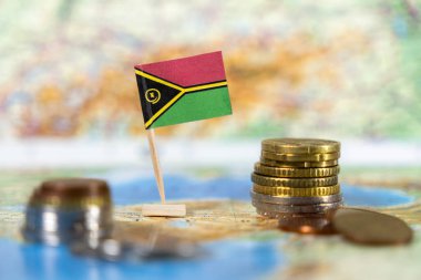 Haritada bozuk paraları olan vanuatu bayrağı, ülke ekonomisini, Pasifik adasının kimliğini ve küresel ticaret sisteminde tarımsal önemi gösteriyor.