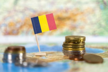 Chad, Afrika 'nın Sahel bölgesindeki ekonomik büyümeyi, finansal zorlukları ve fırsatları simgeleyen bir dünya haritasında sikkeleri olan bir bayrak taşıyordu.