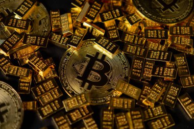 Koyu arkaplanda altın külçeleri olan parlak bitcoin, dijital para birikimi ve yatırım potansiyelini temsil ediyor.