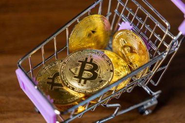 Bitcoin ve ethereum sikkelerle dolu alışveriş arabası kripto para yatırımı, dijital finans ve çevrimiçi ticaretin geleceğini sembolize ediyor.