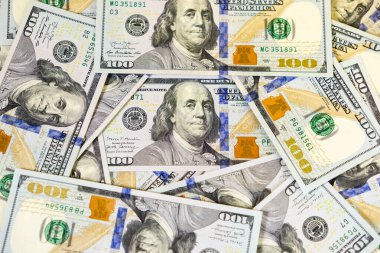 Bize dolar banknotları dağıttı, 100 dolarlık banknotların bolluğu, zenginlik konsepti, finansal başarı ve ekonomik istikrar.