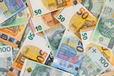 Avro ve Polonya 'nın zloti banknotları mali arka plan, döviz kuru ve ekonomi konseptine saçılmış durumda