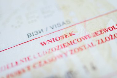 Poznan, Polonya - 26 Şubat 2025: Vize başvuru damgasını kırmızı metin wniosek ile cilalamak, göç kavramı, yasal statü ve seyahat izinleri