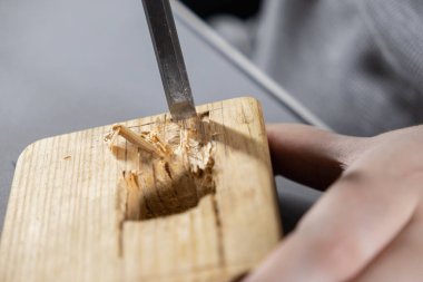 Ahşap bir blok oyma el oyma, ayrıntılı marangozluk atölyesinde düzgün şekillendirme ve zanaat için ahşap işleme süreci