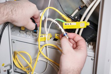 Sunucu kabinesinde ağ ve eş eksenli kablolar, İnternet ve TV kurulumu, iletişim teknolojisi kavramı