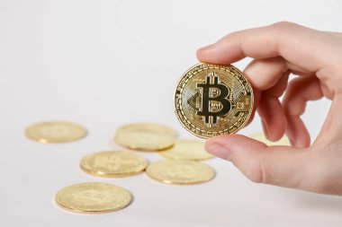 Beyaz arka planda birden fazla altın sikkesi olan parlak bitcoin, kripto para yatırımı ve dijital finans kavramı
