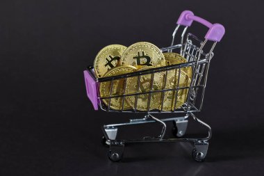 Siyah arka planda bitcoin sikkelerle dolu alışveriş arabası, kripto para yatırımı konsepti ve dijital para birimi ticareti