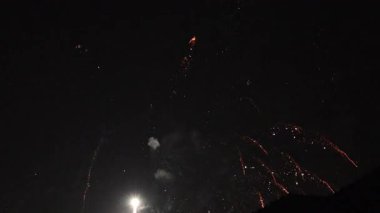 Karanlık gece gökyüzünde patlayan muhteşem havai fişekler havayı parlayan kıvılcımlarla dolduruyor ve nefes kesici bir festival atmosferi yaratıyor.