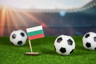 Bir stadyumdaki yeşil çimlerde ulusal bayrak ve futbol topları üzerinde spor tutkusu ve ulusal gururu temsil eden bulgaria futbolu konsepti