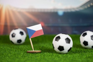 Spor kültürünü, ulusal gururu ve rekabetçi ruhu temsil eden yeşil çim ve futbol topları üzerinde ulusal bayrak ile Czech Cumhuriyeti futbol sahnesi