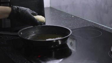 Kızartma tavasına çiğ hamur hamur tatlısı koymak, çıtır çıtır ve kahverengi bir lezzet hazırlamak.