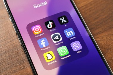 Poznan, Polonya - 12 Mart 2025: Instagram, tiktok, x, facebook, telgraf, linkedin, snapchat, Whatsapp ve viber gibi üst düzey sosyal medya uygulamaları içeren akıllı telefon ekranı 