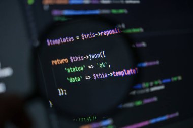 php kaynak kodunun karanlık ekran arkaplanındaki büyüteç altında json başarı tepkisini ve durum ve veri değerlerini gösteren yakın plan görüntüsü
