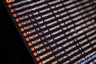 javascript tarayıcı konsolu, çoklu kaynak yüklemede başarısız olduğunu ve ön yüz geliştirme ve karanlık kip arayüzündeki hata ayıklama sürecinde kontrol edilmemiş çalışma zamanı hatalarını gösterir