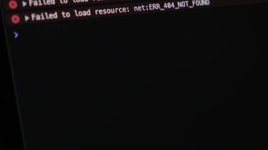 Tarayıcı geliştirici konsolu 404 ile hata iletileri bulunamadı web sitesi hata ayıklama sırasında yavaş yavaş büyütme efektiyle ekranda beliriyor