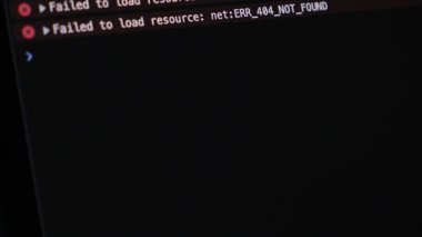 çoklu 404 içeren geliştirici konsolu koyu arayüz kipinde bir web sitesinin hata ayıklama işlemi sırasında ekranda yavaş yavaş görünen hatalar bulmadı