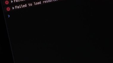 Erişim hatası iletileri, geliştirici konsolu üzerinde yakınlaştırma etkisi ile reddedilirken, hata kaynağı yükleme işleminde karanlık mod arayüzünde hata oluştu