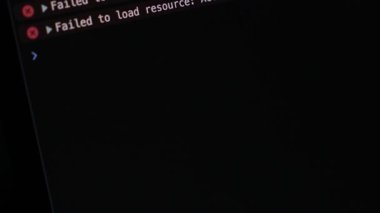 Koyu arayüz ekranında kaynak yükleme hataları ayıklanırken tarayıcı konsolunda tekrarlanan iletilere erişim engellendi