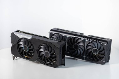 Oyun PC oluşturma için iki modern çift ve üçlü hayran grafik kartı, temiz beyaz arka planda gösterilir, yüksek performanslı masaüstü yapılandırmaları için idealdir