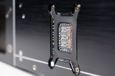 Görünür elektronik bileşenleri olan modern grafik kartındaki GPU çip düzenini gösteren arka plaka kesitinin yakın plan görüntüsü 