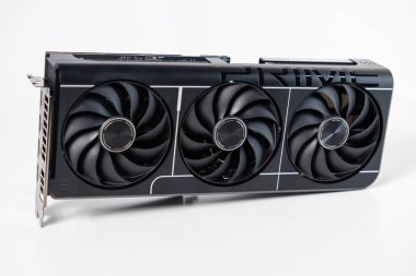 Ön panelde beyaz arka planda izole edilmiş üç soğutucu fan ve minimalist geometrik tasarım içeren modern siyah grafik kartı