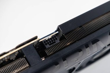 Modern siyah grafik kartıyla 8-pin güç bağlantısının yakın görüntüsü görünür ısıtıcı ve kalın baskılı markalaşma