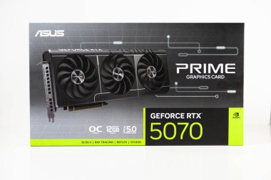 Poznan, Polonya - 28 Mart 2025: Asus GeForce RTX 5070 Asal Grafik Kartı Ürün detayları ve fütüristik kutu tasarımı