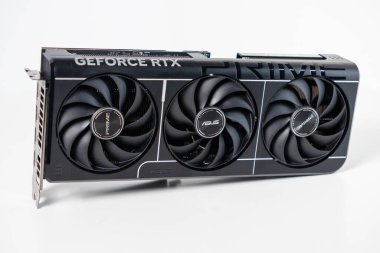 Poznan, Polonya - 28 Mart 2025: Asus GeForce RTX 5070 grafik kartı ve temiz beyaz arka planda PRIME serisi markası
