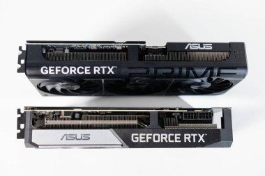 Poznan, Polonya - 28 Mart 2025: Asus GeForce RTX 3070 ve 5070 grafiksel kart karşılaştırması sergi soğutma ve güç konnektörü tasarımı