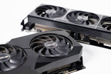 Poznan, Polonya - 28 Mart 2025: Birinde çift vantilatör, diğerinde yüksek performanslı oyun bilgisayarları için tasarlanmış üç pervaneli iki ASUS grafik kartı 