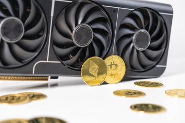 Bitcoin ve Ethereum bozukluklarının yanına yerleştirilmiş yüksek kaliteli bir grafik kartı. Kripto para birimi madenciliğinin, teknolojinin ve finansmanın sembolik görüntüsü