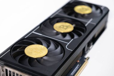 Grafik kartlarını kullanarak madencilik kripto para kavramını temsil eden, her biri altın bir Bitcoin ile kaplı üç yelpazeli üst düzey siyah bir GPU 'nun yakın çekimi.