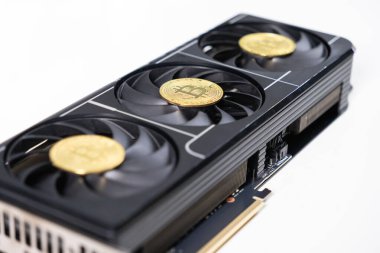 GPU madenciliği ve dijital para birimi kavramını gösteren, vantilatörlere yerleştirilmiş üç pervaneli soğutma sistemi ve altın Bitcoin jetonlu modern bir siyah grafik kartı