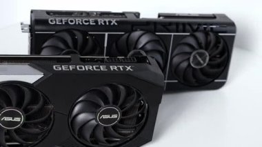 Poznan, Polonya - 27 Mart 2025: Soğutma fan tasarımı gösteren iki ASUS GeForce RTX grafik kartının ayrıntılı görüntüsü. Ön plan kartı keskin odak noktasında, arkaplan kartı derinlik karşıtlığı ekler