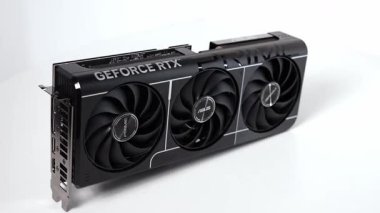 Poznan, Polonya - 27 Mart 2025: ASUS GeForce RTX 5070 PRIME grafik kartı üç soğutma vantilatörü ve koyu siyah tasarımı olan, net ürün sunumu için beyaz arka planda dik duran