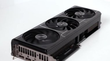 Poznan, Polonya - 27 Mart 2025: ASUS GeForce RTX 5070 PRIME grafik kartını üç pervaneli soğutma ve premium siyah kaplama ile gösteren yakın çekim yakınlaştırma efekti