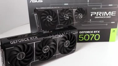 Poznan, Polonya - 27 Mart 2025: ASUS GeForce RTX 5070 PRIME grafik kartı üç soğutma vantilatörlü ambalaj kutusunun önünde dikiliyor. Temiz arkaplan üzerine modern GPU tasarımı