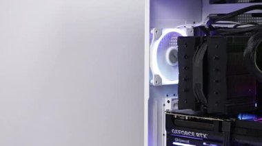 Poznan, Polonya - 30 Mart 2025: Güçlü bir ASUS GeForce RTX grafik kartı, RGB hafıza modülleri ve LED hayranlarıyla birlikte beyaz çantanın içinde büyük çift kule işlemci soğutucusu içeren modern oyun bilgisayarı