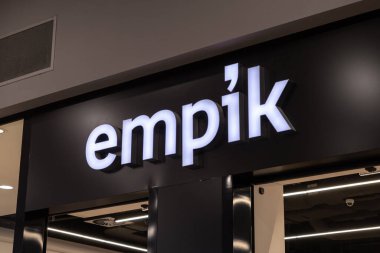 Poznan, Polonya - 15 Mart 2025: Siyah arka planda parlayan beyaz logolu Empik mağaza girişi, alışveriş merkezinde kitap, müzik, oyun ve multimedya ürünleri sunuyor