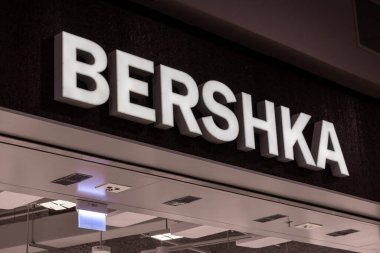 Poznan, Polonya - 15 Mart 2025: Bershka mağazası girişi modern alışveriş merkezinin içinde görünür tavan elementleri ve aydınlatma armatürleri ile koyu renkli bir tabela ile işaretlendi