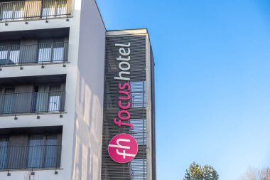 Poznan, Polonya - 22 Mart 2025: Logo ve balkonları açık mavi gökyüzü altında kentsel çevre konaklama konaklama markası altında modern logo ve balkonlara odaklan