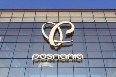Poznan, Polonya - 22 Mart 2025: Posnania alışveriş merkezi logosu Polonya 'da açık mavi gökyüzü altında kentsel yansıma ve markalaşmanın sembolü